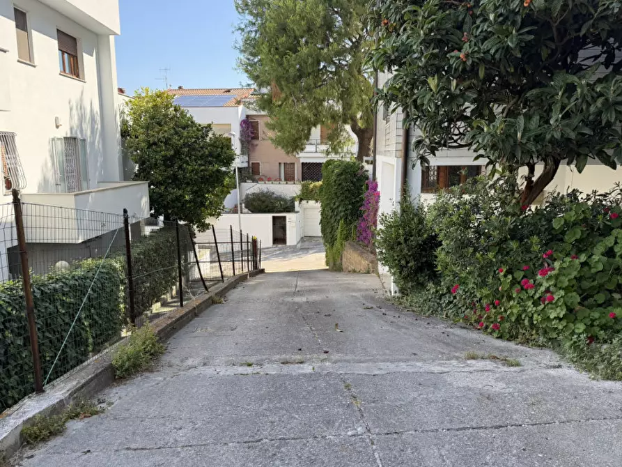 Immagine 1 di Garage in vendita  in Via Urbano Salvolini 11 a Ancona