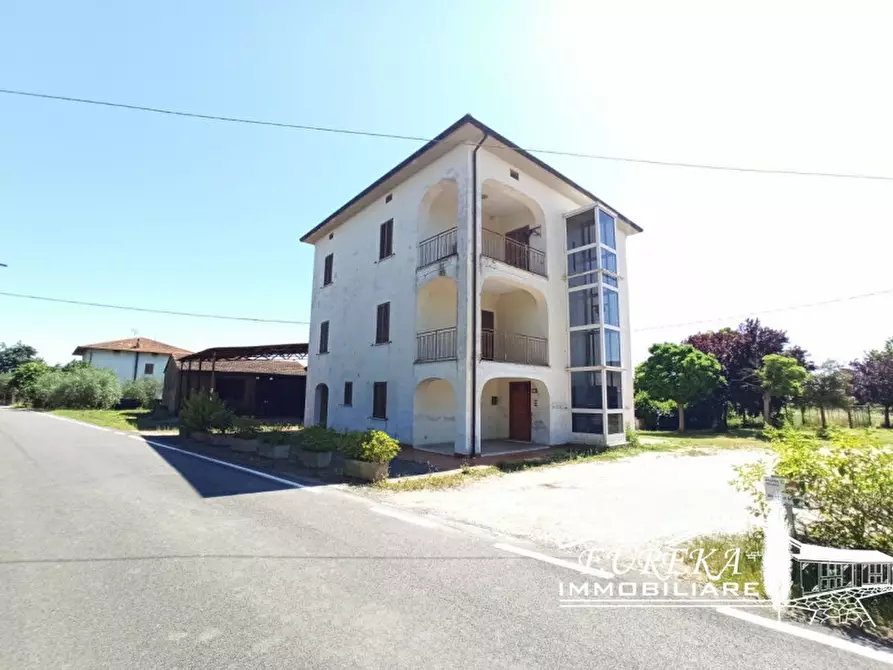 Immagine 2 di Casa indipendente in vendita  a Castiglione Del Lago