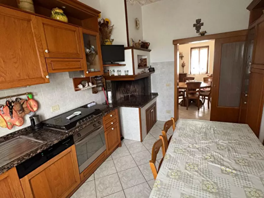 Immagine 7 di Casa indipendente in vendita  a Castiglione Del Lago