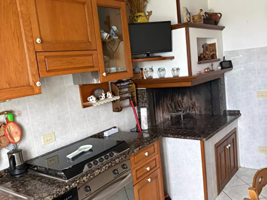 Immagine 9 di Casa indipendente in vendita  a Castiglione Del Lago