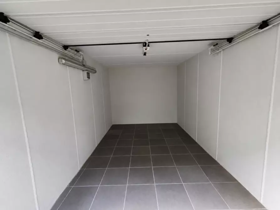 Immagine 2 di Garage in vendita  a Padova