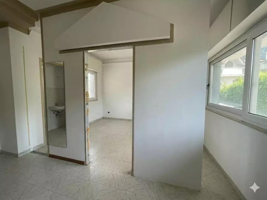 Immagine 2 di Negozio in vendita  in Via Sicilia a Marsicovetere