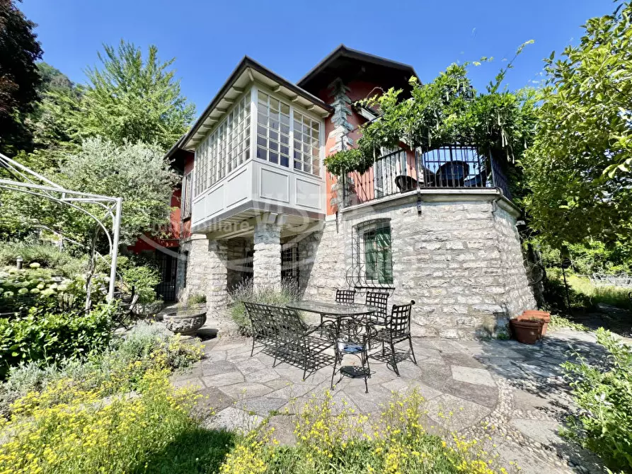 Immagine 1 di Villa in vendita  in Via Achille Sacchi 9 a Como