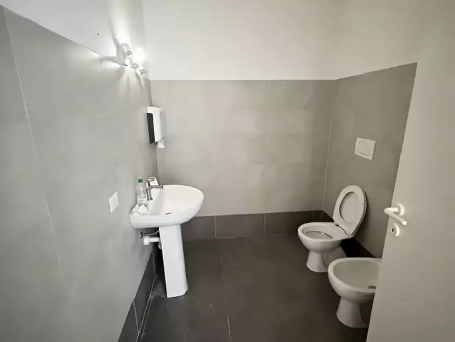 Immagine 5 di Negozio in vendita  in Via Strà a Caldiero