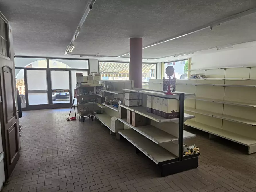 Immagine 2 di Negozio in affitto  in Via Brescia, n.61 a Dimaro Folgarida