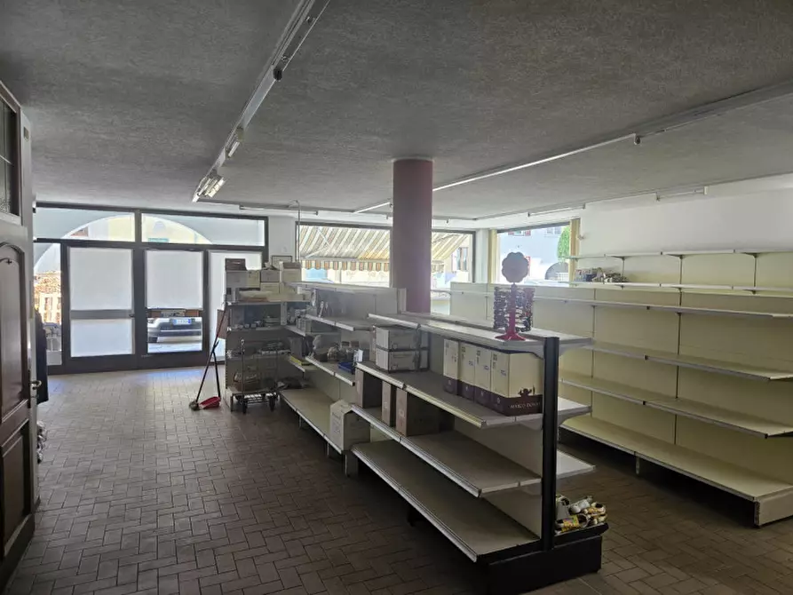 Immagine 3 di Negozio in affitto  in Via Brescia, n.61 a Dimaro Folgarida