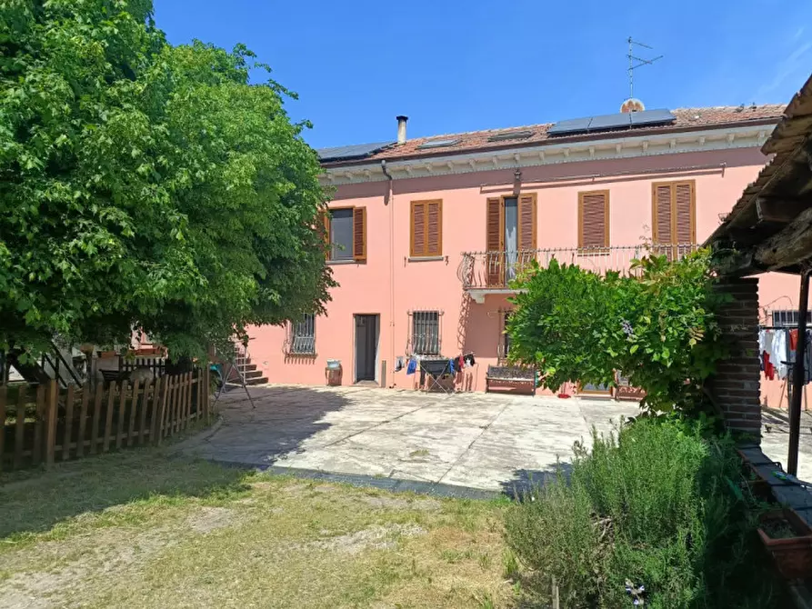 Immagine 1 di Casa bifamiliare in vendita  in Cantone Corno 22 a Casale Monferrato