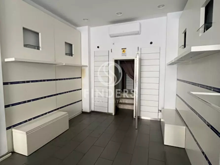 Immagine 9 di Negozio in affitto  in Corso Giuseppe Garibaldi 259 a Reggio Di Calabria