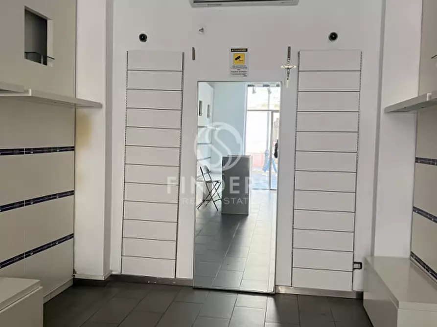 Immagine 11 di Negozio in affitto  in Corso Giuseppe Garibaldi 259 a Reggio Di Calabria