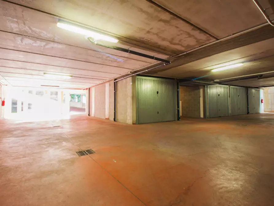 Immagine 2 di Garage in vendita  in Via Nizza 351 a Torino