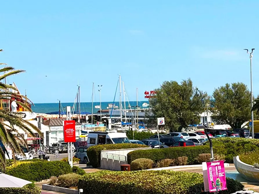 Immagine 11 di Appartamento in vendita  in Lungomare della Libertà a Riccione