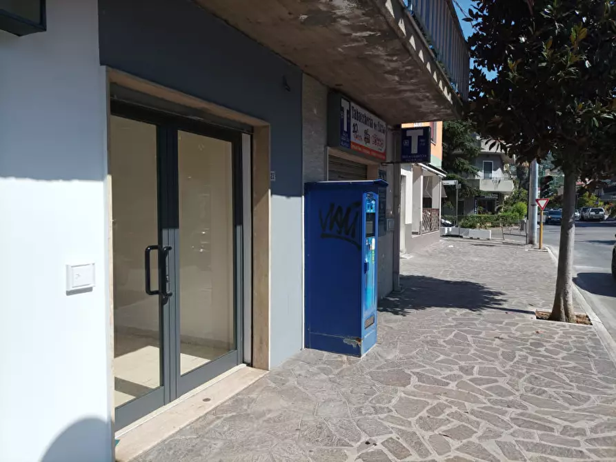Immagine 2 di Negozio in vendita  in CORSO ITALIA 125 a San Giovanni Teatino