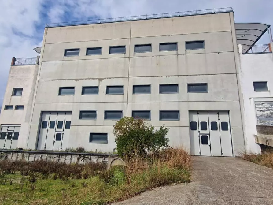 Immagine 1 di Capannone industriale in vendita  in Via Toppola, 84090 Giffoni Sei Casali SA, Italia a Giffoni Sei Casali