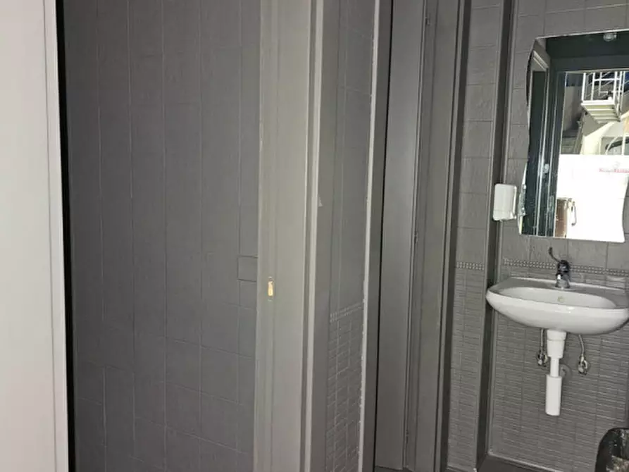 Immagine 11 di Negozio in vendita  in Via Casalnuovo a Matera