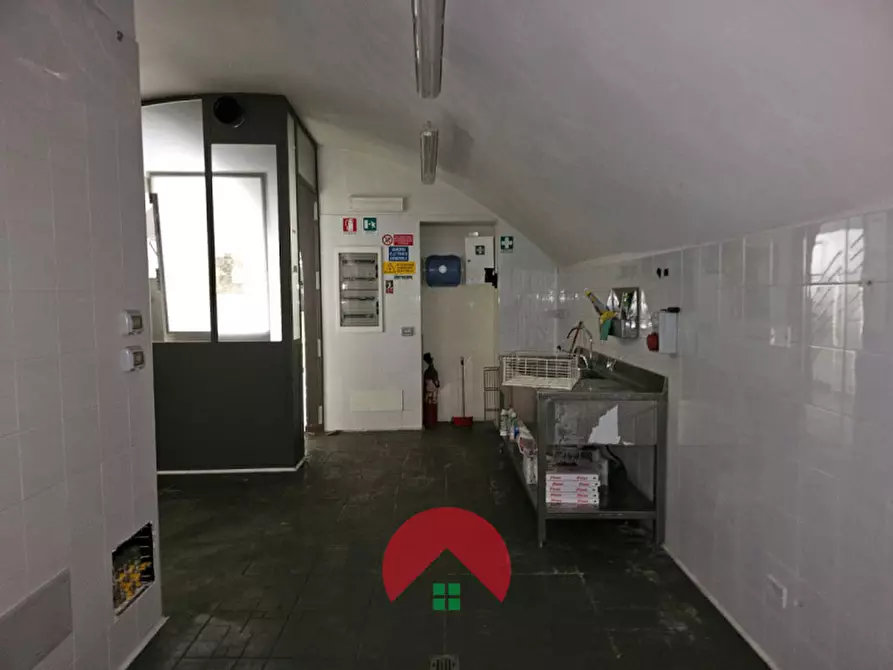 Immagine 13 di Negozio in vendita  in Via Casalnuovo a Matera