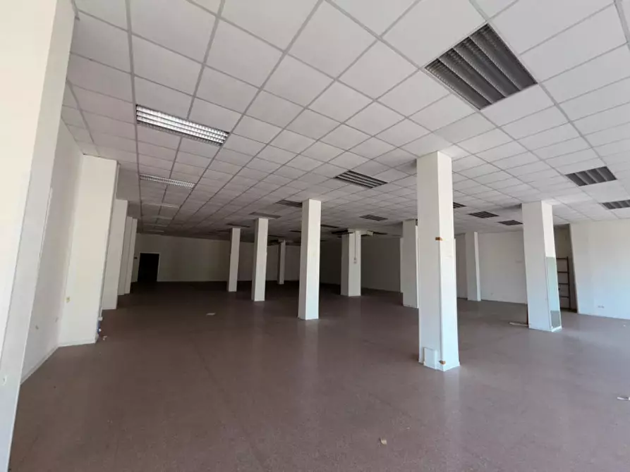 Immagine 2 di Negozio in vendita  in Via Achille Grandi, 3, 60131 Ancona AN, Italia a Ancona