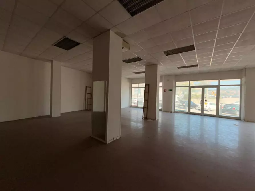 Immagine 3 di Negozio in vendita  in Via Achille Grandi, 3, 60131 Ancona AN, Italia a Ancona