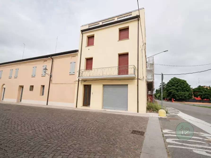 Immagine 1 di Negozio in vendita  a Novi Di Modena