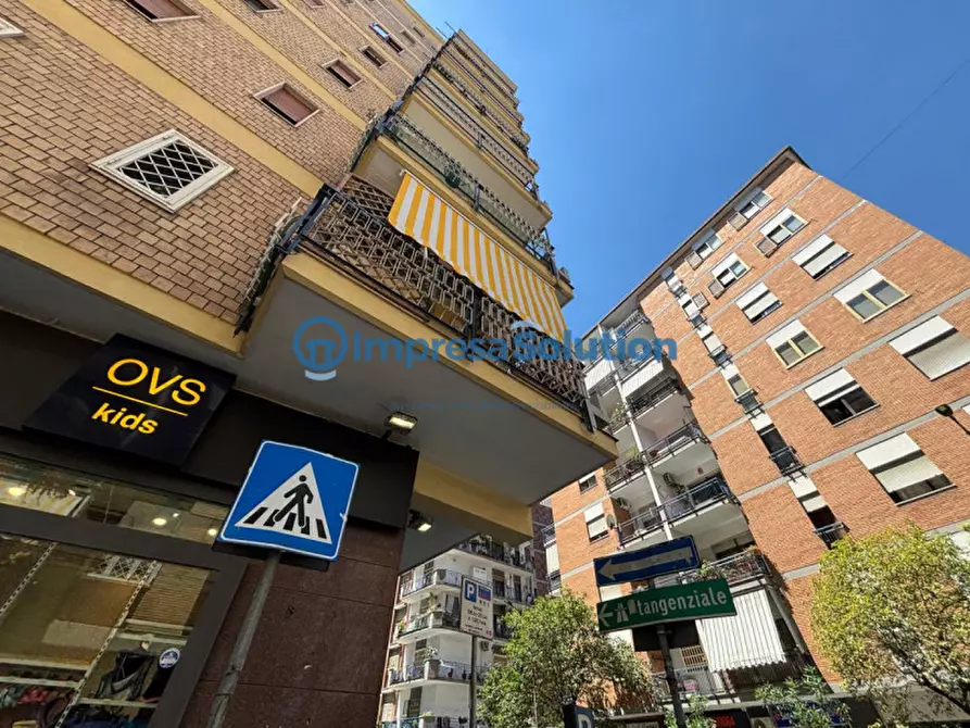 Immagine 2 di Negozio in affitto  in Via Sigmund Freud a Napoli
