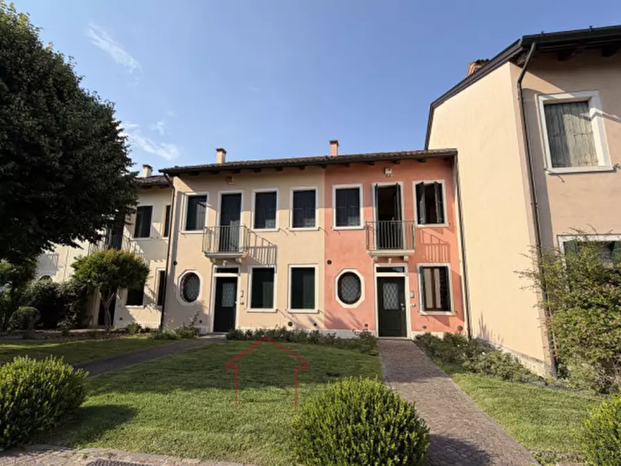 Immagine 1 di Villetta a schiera in vendita  in Via Montecchia a Selvazzano Dentro