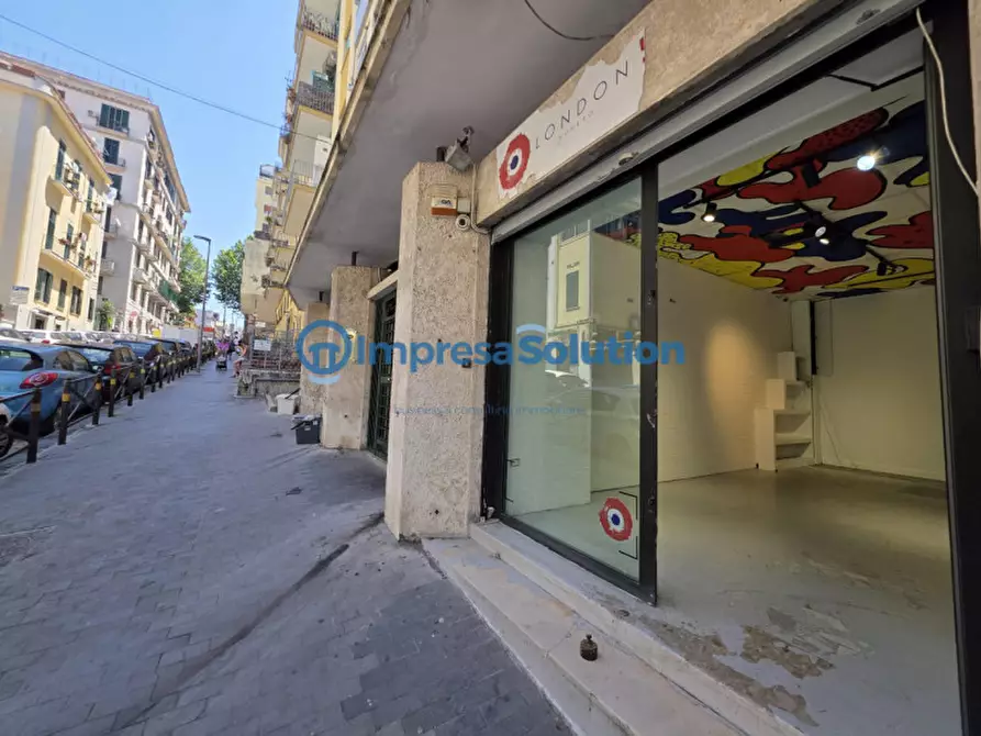 Immagine 1 di Negozio in affitto  in Via Francesco Solimena a Napoli