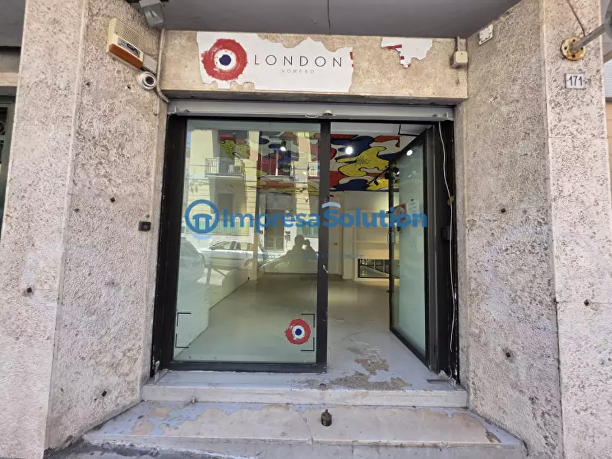 Immagine 2 di Negozio in affitto  in Via Francesco Solimena a Napoli