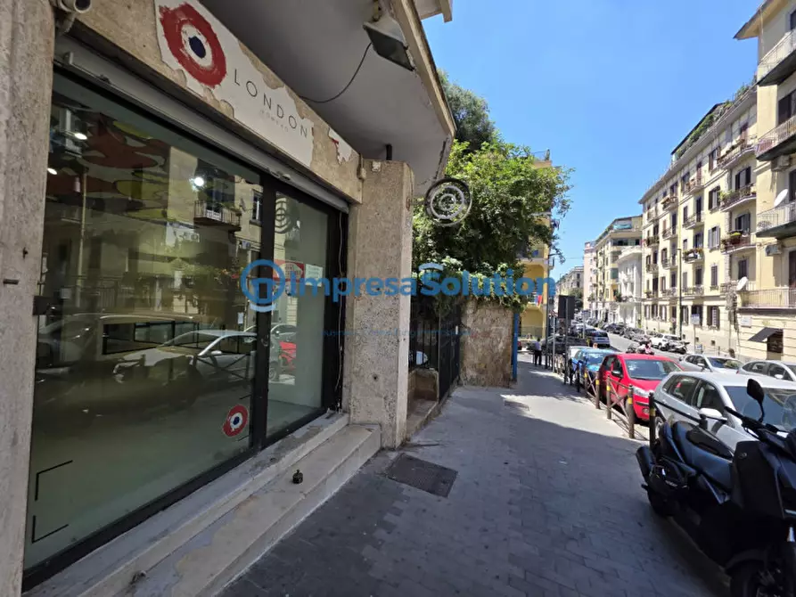 Immagine 3 di Negozio in affitto  in Via Francesco Solimena a Napoli
