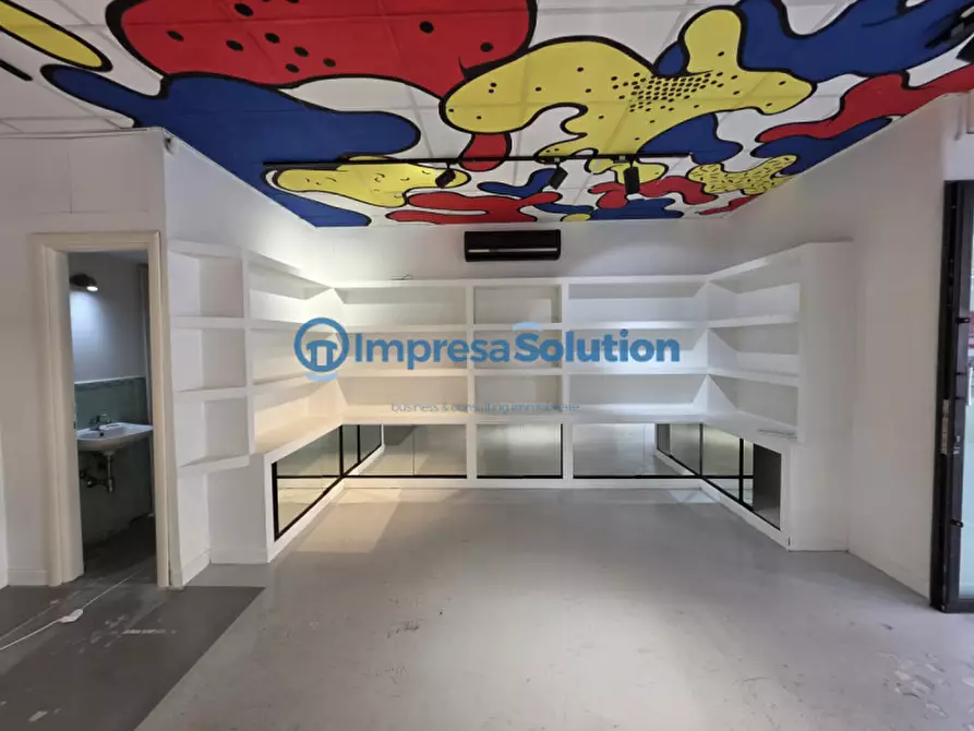 Immagine 5 di Negozio in affitto  in Via Francesco Solimena a Napoli