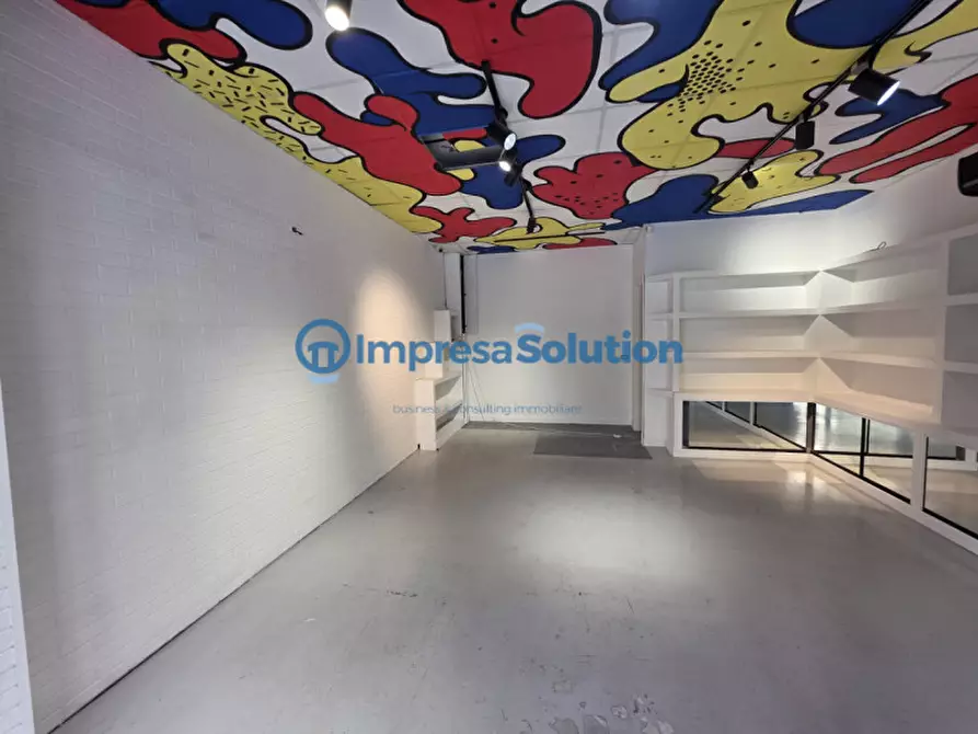 Immagine 6 di Negozio in affitto  in Via Francesco Solimena a Napoli