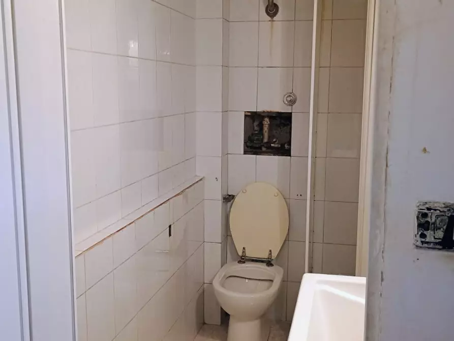 Immagine 5 di Negozio in affitto  in Via Vittorio Lazzarini a Roma