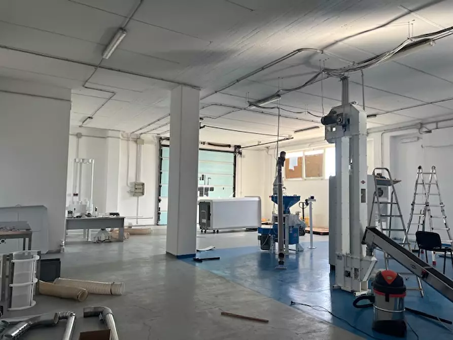 Immagine 2 di Capannone industriale in affitto  a Selargius