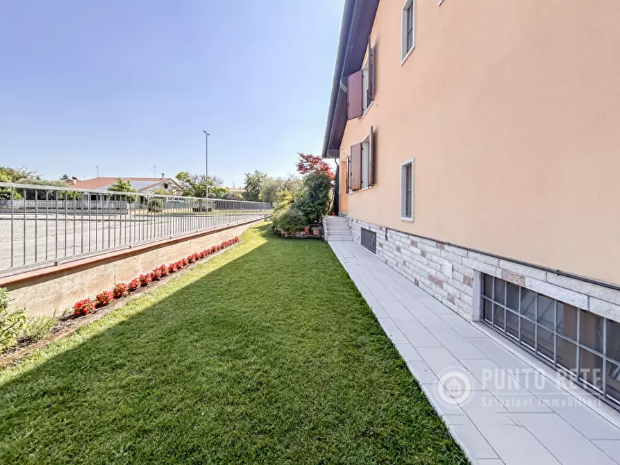 Immagine 3 di Casa bifamiliare in vendita  in Via Aldo Moro a Trevenzuolo