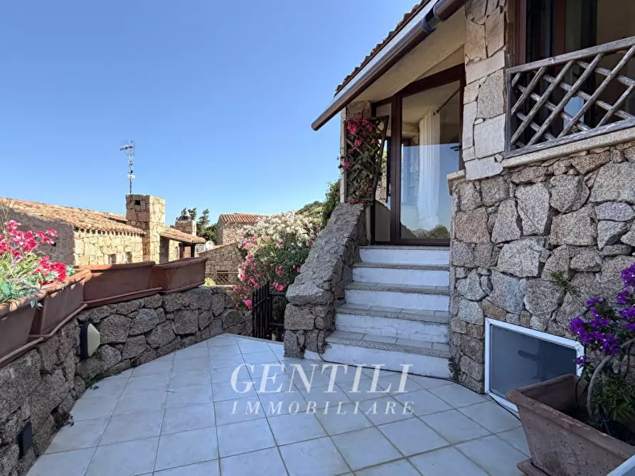 Immagine 21 di Appartamento in vendita  a Arzachena