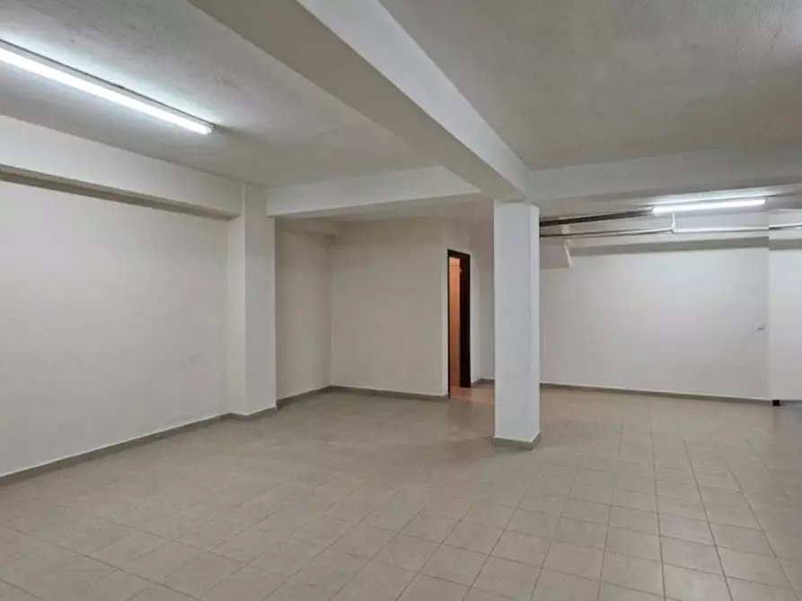 Immagine 1 di Negozio in vendita  in Via Treviso a Altamura