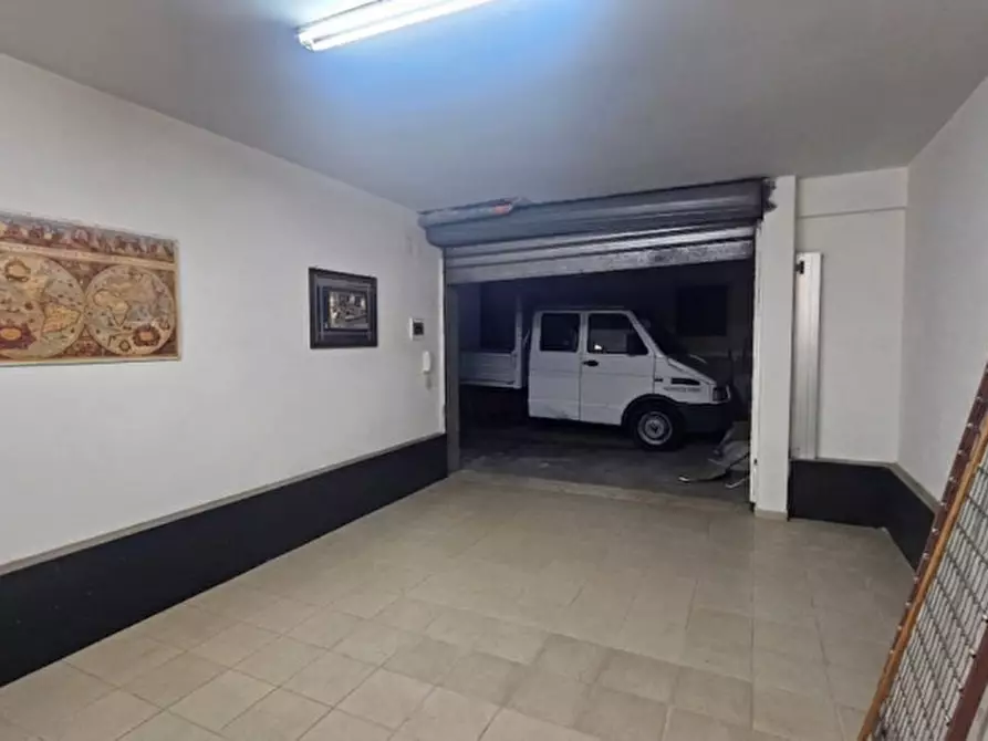 Immagine 2 di Negozio in vendita  in Via Treviso a Altamura