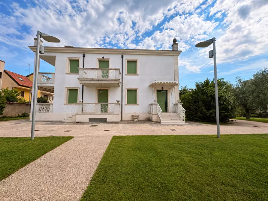 Immagine 1 di Villa in vendita  in VIA ROSSINI a Lavagno