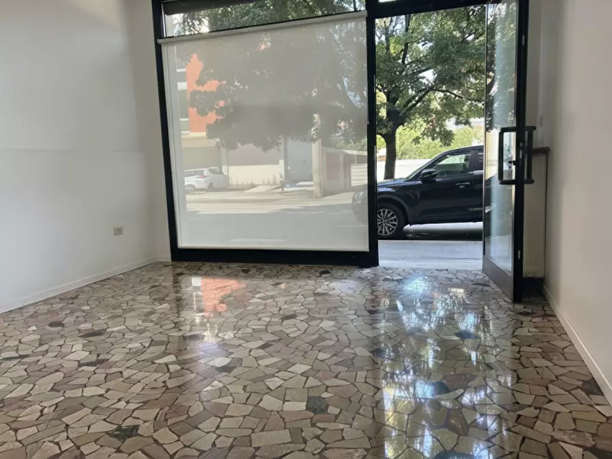 Immagine 1 di Negozio in vendita  in Via Luigi Lagrange a Padova