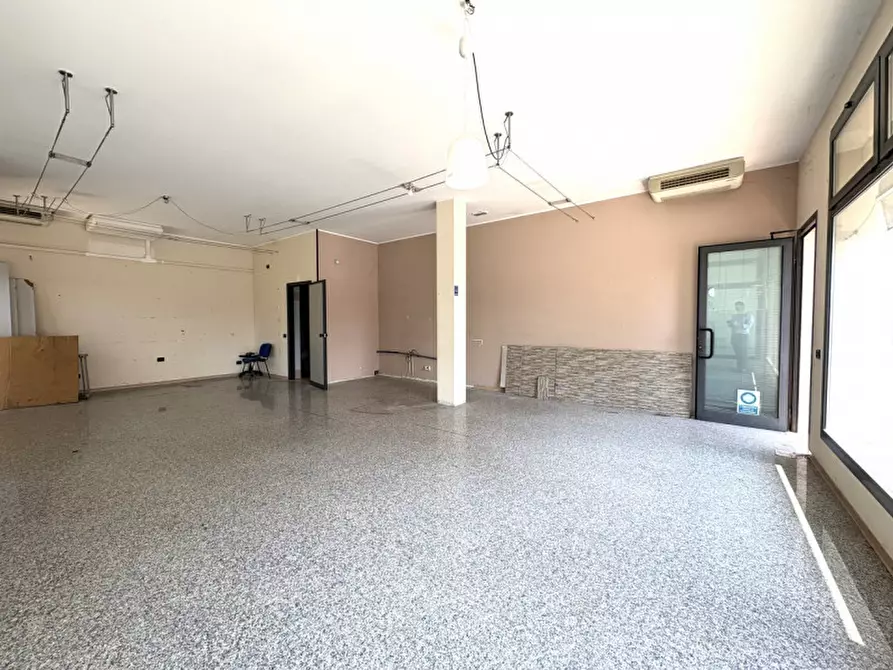 Immagine 4 di Negozio in vendita  in Via Roma a Ponte San Nicolò