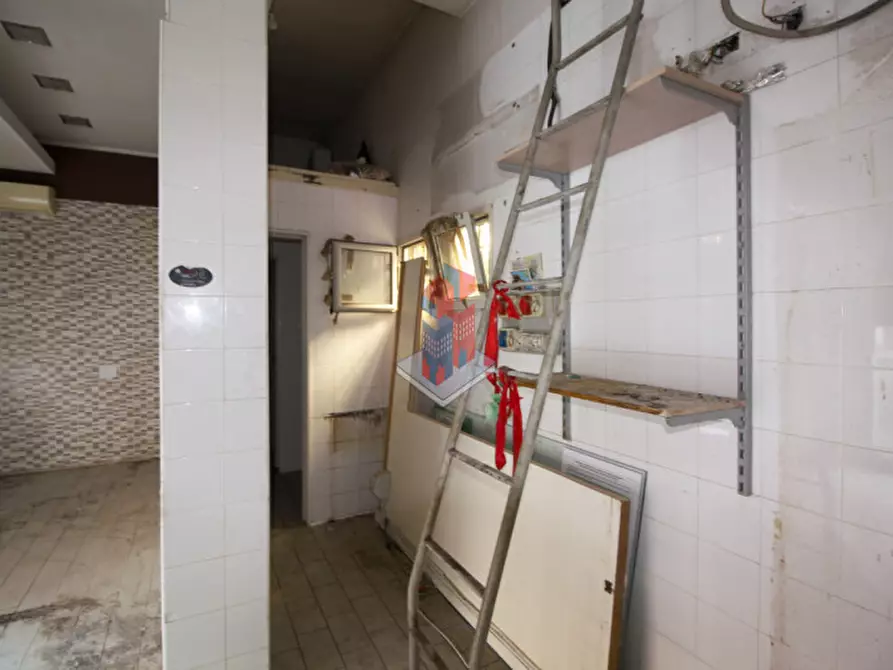 Immagine 11 di Negozio in affitto  in BAGNOLI - PIAZZA SALVEMINI a Napoli