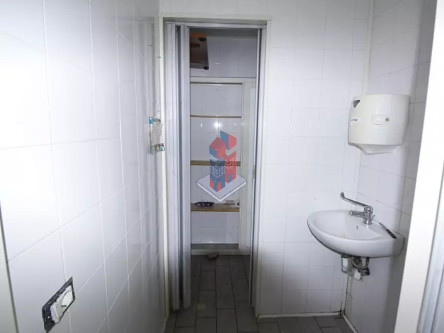 Immagine 12 di Negozio in affitto  in BAGNOLI - PIAZZA SALVEMINI a Napoli