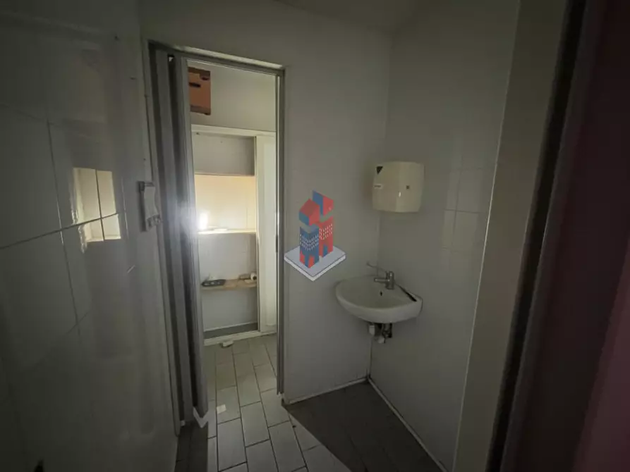 Immagine 14 di Negozio in affitto  in BAGNOLI - PIAZZA SALVEMINI a Napoli
