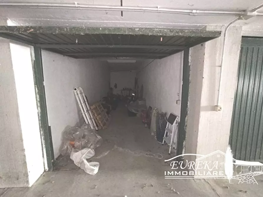 Immagine 1 di Garage in vendita  in Via Bruno Buozzi a Castiglione Del Lago
