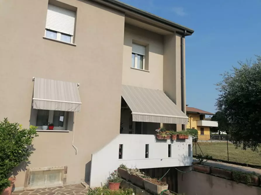 Immagine 1 di Casa trifamiliare in vendita  in Via Albert Einstein   7 a Chiari