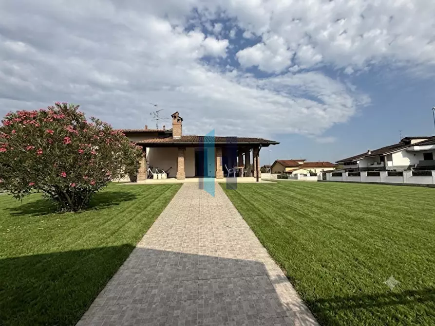 Immagine 1 di Villa in vendita  in Via Kennedy 10 a Borgo San Giacomo