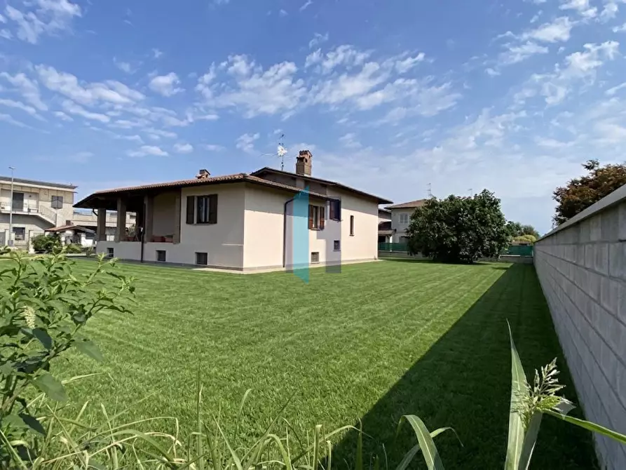 Immagine 3 di Villa in vendita  in Via Kennedy 10 a Borgo San Giacomo