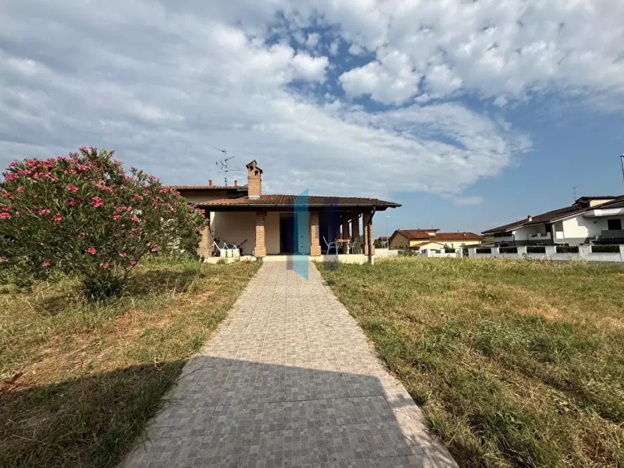 Immagine 11 di Villa in vendita  in Via Kennedy 10 a Borgo San Giacomo