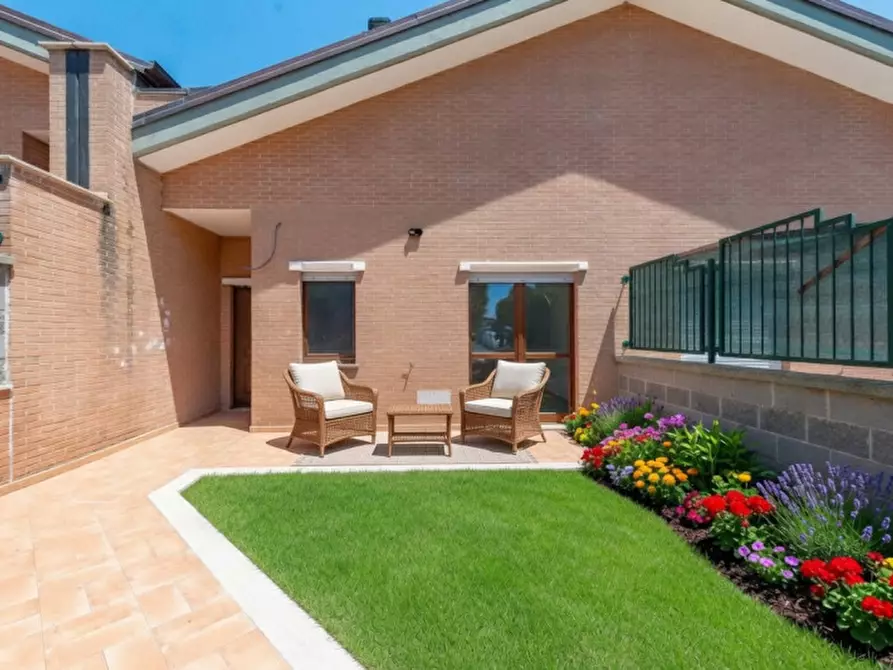 Immagine 1 di Villa in vendita  in Via Romagnano Sesia 51 a Roma