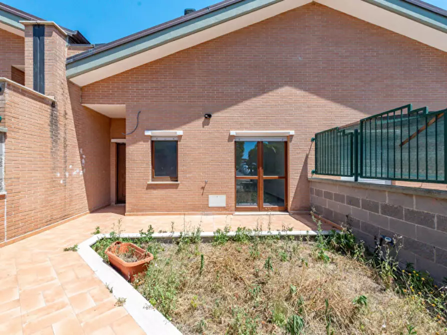 Immagine 2 di Villa in vendita  in Via Romagnano Sesia 51 a Roma