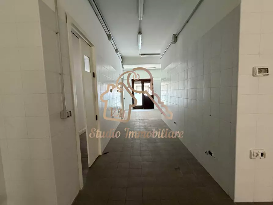 Immagine 10 di Negozio in affitto  in Via Valsassina, 83 a Roma