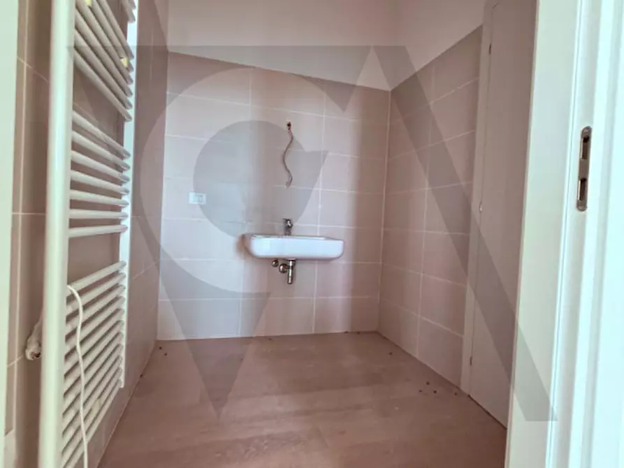 Immagine 8 di Ufficio in affitto  a Ponte San Nicolò